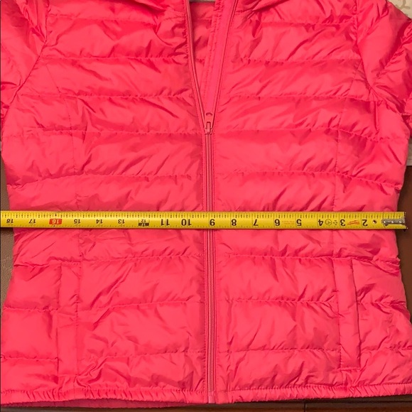 A pink puffy jacket from Abercrombie and Fitch - Picture 7 of 7